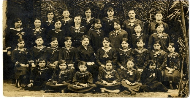 6 Écolières serbes pendant leur scolarisation à Ajaccio 17 mai 1917jpg